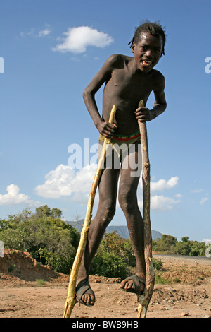 Jeune garçon Tribal sur des dépôts, vallée de l'Omo en Ethiopie Banque D'Images