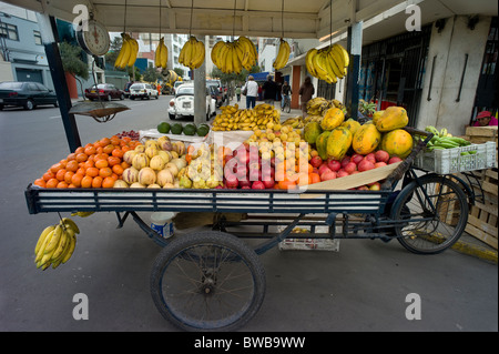Les vendeurs de fruits panier, Lima, Pérou Banque D'Images