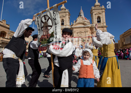 Des couples participant effectuant une danse médiévale de gaieté et d'amour et de la rébellion pendant le carnaval à Gozo à Malte. Banque D'Images