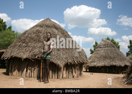 La tribu Karo peint homme debout à l'extérieur de sa cabane dans la vallée de l'Omo, Ethiopie Banque D'Images