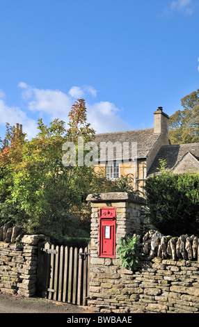 Une boîte de poste rural typique à Lower Slaughter, England, UK Banque D'Images