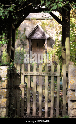 Une porte de jardin typique dans le village de Upper Slaughter, England, UK Banque D'Images