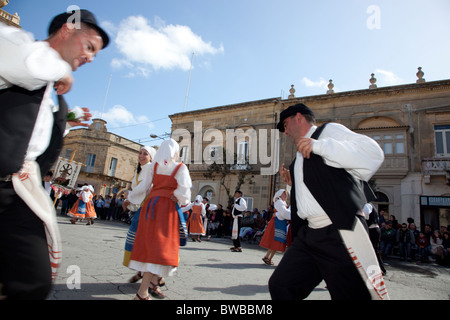 Des couples participant effectuant une danse médiévale de gaieté et d'amour et de la rébellion pendant le carnaval à Gozo à Malte. Banque D'Images