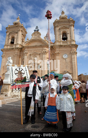 Des couples participant effectuant une danse médiévale de gaieté et d'amour et de la rébellion pendant le carnaval à Gozo à Malte. Banque D'Images