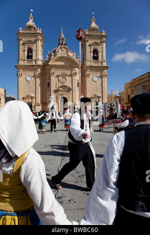 Des couples participant effectuant une danse médiévale de gaieté et d'amour et de la rébellion pendant le carnaval à Gozo à Malte. Banque D'Images