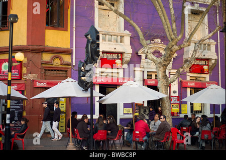 Les jeunes ayant des boissons en soirée, Barrio Bellavista, Santiago, Chili Banque D'Images