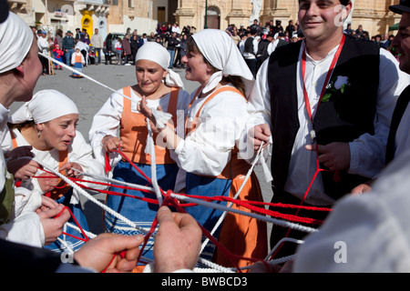 Des couples participant effectuant une danse médiévale de gaieté et d'amour et de la rébellion pendant le carnaval à Gozo à Malte. Banque D'Images