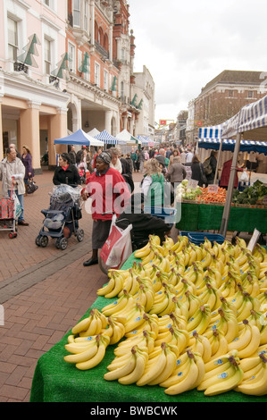 Les bananes sur l'étal du marché dans le centre-ville d'Ipswich banana fruits et légumes importés en vente publique consommateurs produisent trop o Banque D'Images