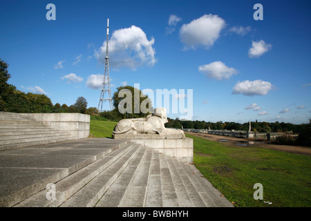 Sphinx en pierre debout sur les vestiges de l'ancien Palais Crystal à Crystal Palace Park, Sydenham, London, UK Banque D'Images