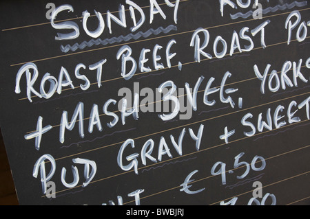 Fuerteventura, Îles Canaries - Corralejo. National typique menu Se connecter. Dîner rôti de bœuf britannique. Banque D'Images