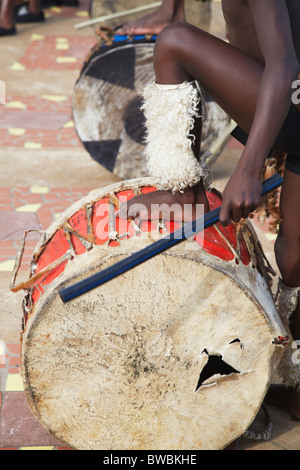Garçon jouant au tambour de danse zoulou traditionnel à uShaka Marine World, Durban, KwaZulu-Natal, Afrique du Sud Banque D'Images
