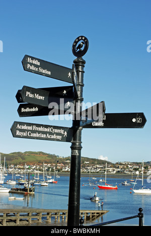 Un panneau touristique sur le quai à Conwy, au nord du Pays de Galles Banque D'Images