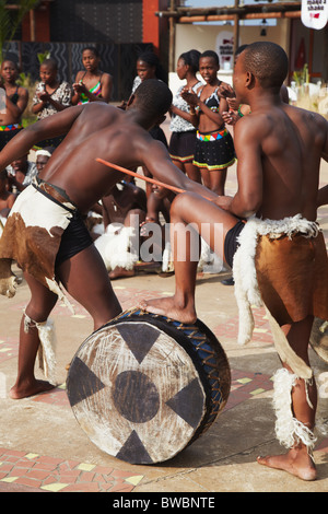 Groupe exécutant la danse traditionnelle zouloue, uShaka Marine World, Durban, KwaZulu-Natal, Afrique du Sud Banque D'Images
