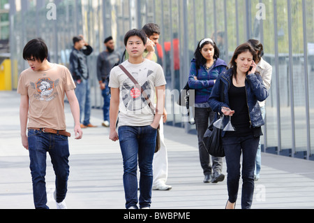 Les jeunes gens ethniques la marche. Les étudiants étrangers, les migrants, et/ou Asian-Australians. Banque D'Images