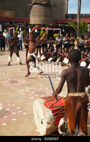 Groupe exécutant la danse traditionnelle zouloue, uShaka Marine World, Durban, KwaZulu-Natal, Afrique du Sud Banque D'Images