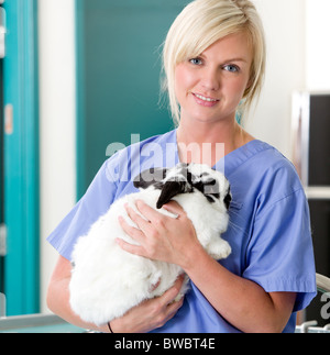 Le portrait d'une femme tenant un lapin de l'EFP Banque D'Images