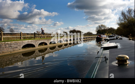 Man jogging à côté de Grand Union canal, à Stoke bruerne northhampton angleterre Banque D'Images