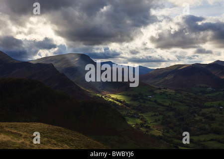 Une spectaculaire vue du sommet du Cat Bells regardant vers la Derwent Fells, Parc National de Lake District, Cumbria, Angleterre. Banque D'Images