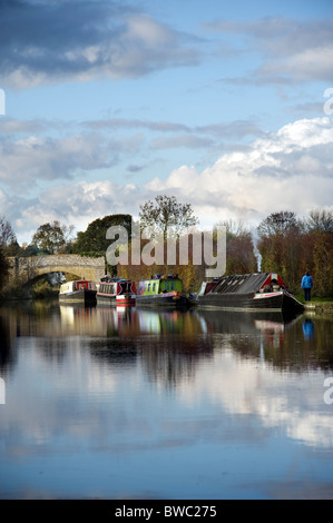 Bateaux amarrés sur le Canal Grand Union canal northamptonshire angleterre Banque D'Images