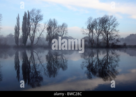 Tôt le matin, vue sur la Tamise de Kew Gardens à l'égard de Syon House, Richmond-on-Thames, London. Banque D'Images