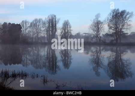 Tôt le matin, vue sur la Tamise de Kew Gardens à l'égard de Syon House, Richmond-on-Thames, London. Banque D'Images