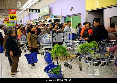 Tesco à Qingdao, province de Shandong, Chine. 12-Nov-2010 Banque D'Images