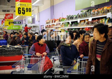 Tesco à Qingdao, province de Shandong, Chine. 12-Nov-2010 Banque D'Images