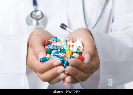 Close-up de vitamines et de comprimés dans la main de l'homme Banque D'Images