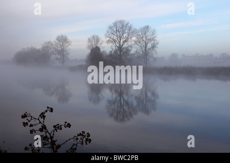 Tôt le matin, vue sur la Tamise de Kew Gardens à l'égard de Syon House, Richmond-on-Thames, London. Banque D'Images