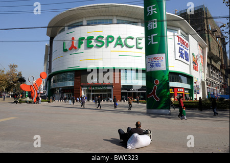 Tesco à Qingdao, province de Shandong, Chine. 12-Nov-2010 Banque D'Images