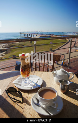 Petit-déjeuner avec vue sur plage de Hobie, Summerstrand, Port Elizabeth, Eastern Cape, Afrique du Sud Banque D'Images