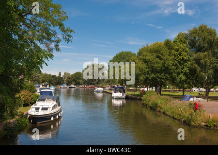 Le quai avec des bateaux sur la rivière Waveney en Beccles , Suffolk , Bretagne , France Banque D'Images