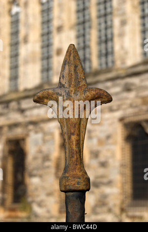 Fleur de lys la rouille sur une clôture de fer à l'extérieur de l'église St George's délabré, Brentford, Londres, Angleterre Banque D'Images