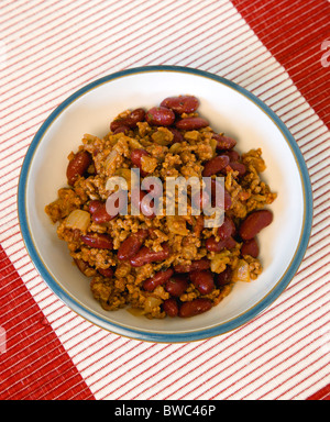 La nourriture, la cuisson, la viande, un bol de Tex Mex chili con carne avec des haricots rouges dans un bol sur une table. Banque D'Images