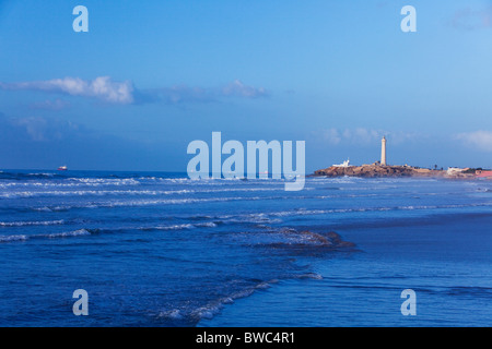 Une vue sur le phare d'El Hank sur la Corniche de l'océan Atlantique à Casablanca au Maroc. Banque D'Images