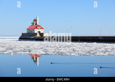 Le brise-lames du sud le long du canal maritime Phare à Duluth, Minnesota, à la fin de l'hiver. Banque D'Images