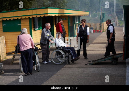 Fournir l'accès en fauteuil roulant à bord du train à vapeur de Swanage Banque D'Images