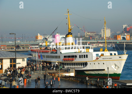 ISTANBUL, TURQUIE. Matin banlieusards débarquant d'un Bosphore ferry Eminönü à terminal de ferry sur la Corne d'or. 2010. Banque D'Images