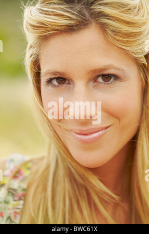Close-up portrait of smiling young woman Banque D'Images