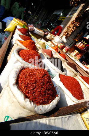 ISTANBUL, TURQUIE. Sacs de flocons de piment séché (pul biber) sur un stand dans le quartier Tahtakale de la ville. 2010. Banque D'Images