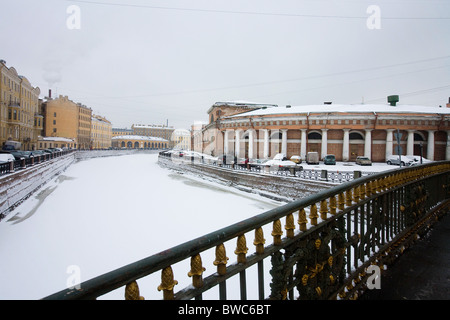 La rivière moïka avec les Grandes Ecuries St Petersburg - Bâtiment Banque D'Images