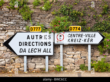 Panneau de signalisation bilingue français à un carrefour pour les routes d dans un centre-ville, Bretagne, France, Europe, avec traduction bretonne Banque D'Images