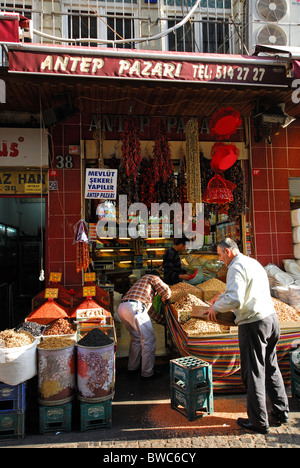 ISTANBUL, TURQUIE. Une boutique par l'Égyptien ('SPICE') Bazar vendant des noix, des fruits secs et des épices. 2010. Banque D'Images