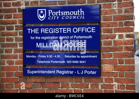 Affiche à l'extérieur de Portsmouth s'inscrire Bureau en Milldam Chambre. Banque D'Images