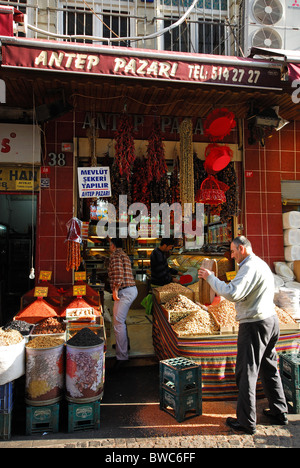 ISTANBUL, TURQUIE. Une boutique par l'Égyptien ('SPICE') Bazar vendant des noix, des fruits secs et des épices. 2010. Banque D'Images