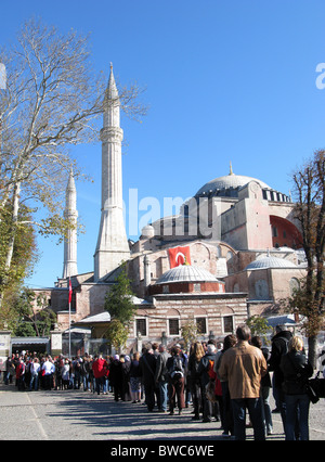 ISTANBUL, TURQUIE. Les touristes faisant la queue pour entrer dans le musée Sainte Sophie dans le quartier de Sultanahmet. 2010. Banque D'Images