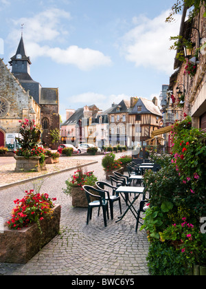 Malestroit, Morbihan, Bretagne, France, Europe - Restaurant Café et town square Banque D'Images