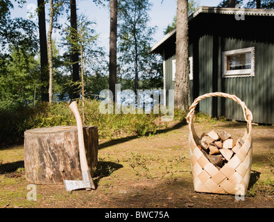 Ax et bois de chauffage par chalet en bois Banque D'Images