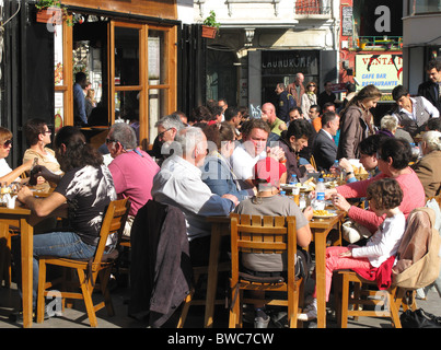 ISTANBUL, TURQUIE. Les personnes mangeant à l'extérieur d'un restaurant dans le quartier de Galata de Beyoglu. 2010. Banque D'Images