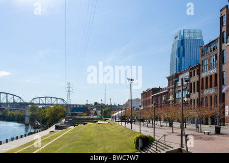 La Première Avenue et de la Cumberland River watefront, Riverfront Park, du quartier, Nashville, Tennessee, USA Banque D'Images